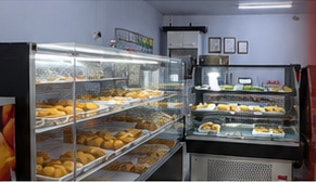 Vitrine com salgados fresquinhos na loja