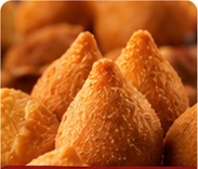 Coxinhas e outros salgados fritos dourados